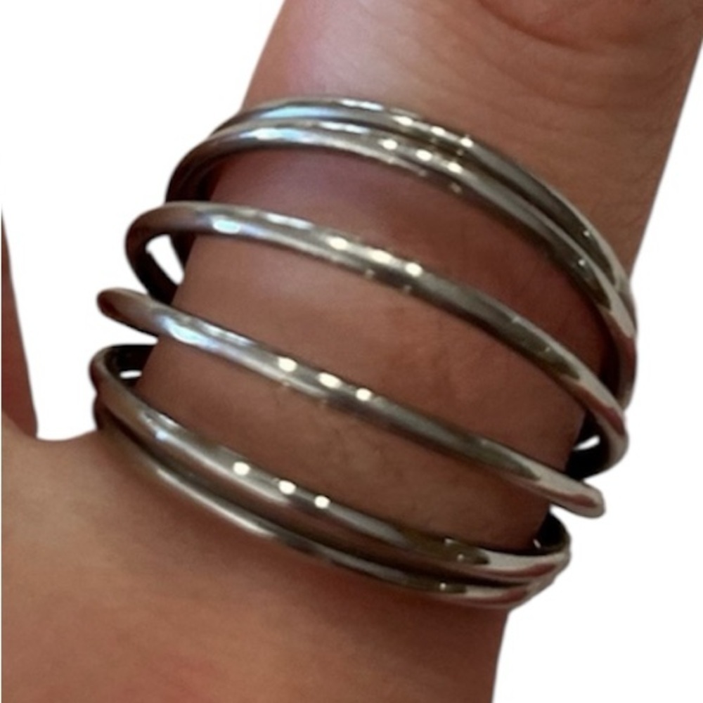 Calvin Klein "Sumptuous" multi-strand statement ring
Size 7
